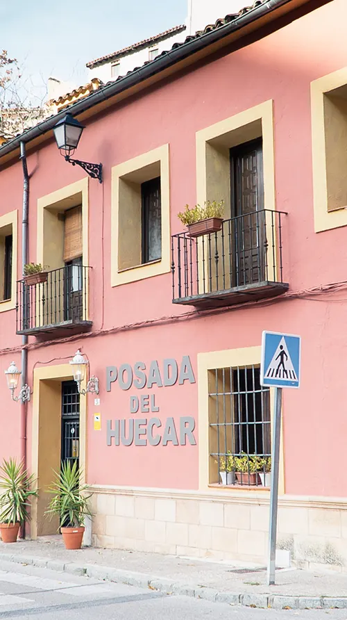 Señal de Paso de cebra frente a Posada del Huécar en Cuenca