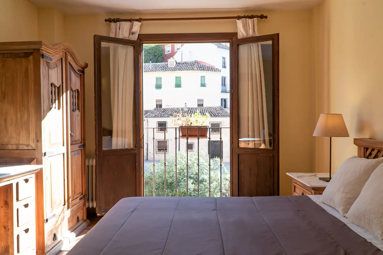 dormir junto a las casas colgadas en Cuenca Posada de Huecar habitación familiar primera planta