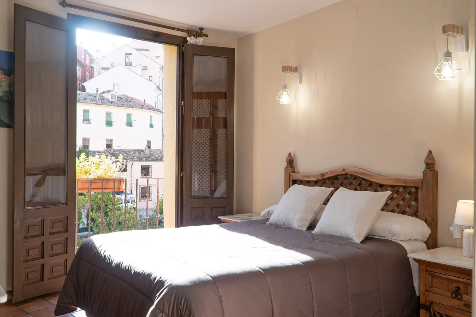 dormir junto a las casas colgadas en Cuenca Posada de Huecar habitación matrimonio